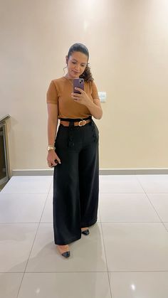 Aquela clássica combinação cheia de estilo. Combine uma calça pantalona preta com uma blusa marrom, que é a cor do outono/inverno e arrase no look.