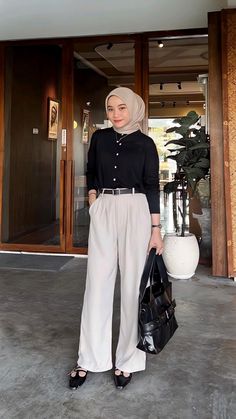 Work Trip Outfits Business, Outfit Celana, Muslim Office Wear, Office Outfits Hijab, Hijab Office Look, Cafe Ootd, Outfit Kampus Hijab, Vest Outfits Hijab, Formal Hijab Outfit