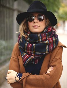 Rien de tel qu'un chapeau noir à larges bords pour nous faire aimer les matins automnaux ! Mode Shoes, Mode Tips, Inspiration Mode, Looks Style, Mode Inspiration, Winter Looks, Fall Winter Outfits, Outfits Casuales