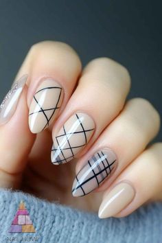 Want a sleek and sophisticated look? These black-and-beige plaid nails are perfect for anyone looking to add some edge to their fall wardrobe. Pair these nails with a cozy sweater and you're set for a chic Thanksgiving look. Check out NailHow.com for more fab Thanksgiving nail designs. Save this pin for later! ✨🖤