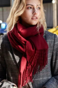 Red Scarf Outfit Winter, Burgundy Scarf Outfit, Cashmere Scarf Outfit, Red Winter Scarf, Red Scarf Outfit, Scarf Tricks, Red Scarf Winter, Scarves Ideas, Fall Office Outfits