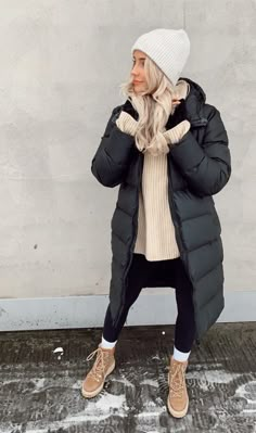 2023 Cold Winter Outfits, Winter Outfits Long Puffer, Puffer Parka Outfit, England Fashion Winter, Winter Jackets Women 2023, Vail Winter Outfits, Casual Snow Outfits For Women, Leavenworth Washington Winter Outfits, Long Puffer Coat For Cold Weather