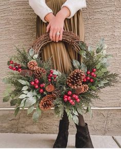 Diy Rustic Christmas Wreath, Traditional Wreath Christmas, Rustic Wreaths Christmas, Natural Wreaths Christmas, Pine Boughs Decorations, Pine Christmas Wreaths, Christmas Grapevine Wreath Ideas, Pine Cone Wreath Diy, Organic Christmas Decor