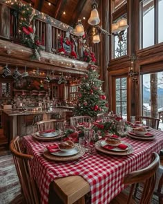 Cabin Christmas Party, Christmas Dining Room Ideas, Christmas Lodge Decor, Christmas Cabins, Warm Christmas Decor, Lodge Christmas Decor, Lodge Christmas, Natal Country, Woods Cabin