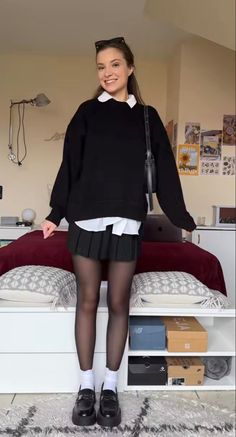 Neutral Fits, Form Outfits, Black Tights Outfit, White Skirt Outfits, Dark Academy, University Style, Winter Shorts, Winter Skirt Outfit