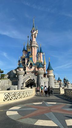 #disney #disneyland #disneylandparis #paris #travel #vacation Disneyland Paris Christmas, 2025 Moodboard, Vision Boarding, Pet Theme