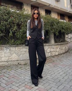 Winter Outfits Office, Black Waistcoat Outfit, Vest Outfits For Women Winter, Gilet Outfit Women, Graduation Hijab, Vest Top Outfits, Black Vest Outfit, Cold Winter Outfits