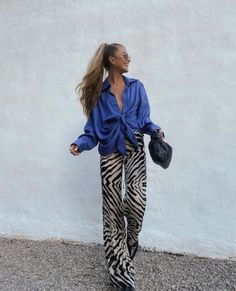 Looks com estampa de zebra - Como usar estampa de zebra - #modainverno #modainverno2022 #looks2022 #tendenciasdeinverno #looksestilosos #looksinverno #lookscasuais #trajecasual #trajesdeveraofemininos #roupasestilosas Mode Coachella, Zebra Pants, Stile Kylie Jenner, Zebra Pant, Chique Outfit, Event Outfit, Stylish Work Outfits, Print Pants, Work Outfits Women