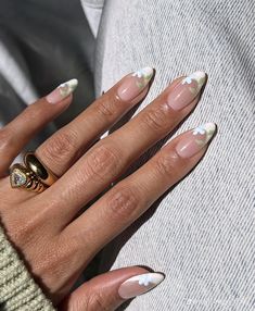 Nails 2023 Trends Flower, Bridal Floral Nails, Mail Ideas 2023, Nails 2023 Flowers, Mail Designs 2023, Floral French Tip Nails, Celebrity Nails Trends, Manicured Nails, Oval Nails