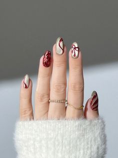 🎁✨ is there anything more christmassy than red and gold velvet, bows, and baubles? ♥️🥂 Bauble Nails, Christmassy Nails, Bow Nails, Velvet Bows, Nail Envy, Great Nails, Sparkly Nails, Nails 2024, Gold Velvet