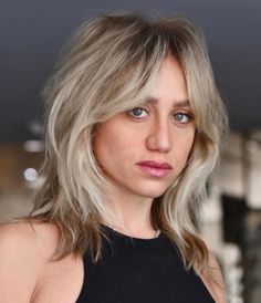 Mid-Length Honey Blonde Shag with Shadow Roots Shag With Curtain Bangs, Medium Shag Hairstyles, Layered Thick Hair, Undone Hair, Thick Hair Styles Medium, Shaggy Haircuts, Flat Hair, Shoulder Length Hair Cuts