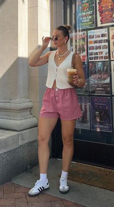 La Summer Outfits Street Style, Basic Vacation Outfits, Italy Outfit Inspo Summer, Medellin Colombia Outfit, Washington Dc Outfit Summer, Classy Casual Summer Outfits, Boston Outfits Summer, Money 2025, Zoo Outfit Ideas