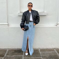 Loose Street Style, Ss23 Outfit Ideas, Winter 23 Street Style, Autumn Winter 2023 Fashion Trends, Autumn Winter 2022 2023 Fashion Trends, Ss2023 Fashion Trends, Spring 2023 Fashion Trends Street Style, Denim Midi Skirt Outfit Winter, Maxi Skirt Street Style