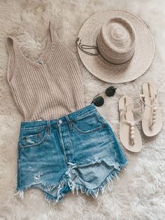 Mode Tips, Spring Capsule, Beach Outfits, Cooler Look, Levi's 501, Vacation Outfits