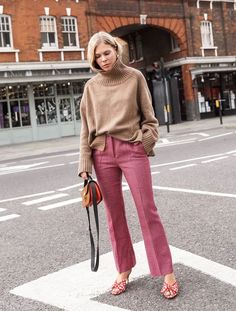 London Winter Fashion, Pink Trousers, Winter Capsule Wardrobe, Party Pants, Winter Mode, Street Style Winter, Outfit Inspiration Fall