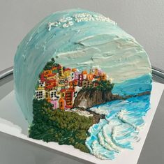 there is a cake that looks like it has been made to look like the ocean