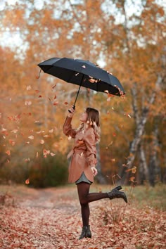 Осенняя фотосессия Autumn Fall Photoshoot, Fall Photoshoot Poses Ideas, Autumn Leaves Photoshoot, Cute Fall Photoshoot Ideas, Unique Fall Photoshoot Ideas, Fall Selfies, Fall Photoshoot Poses, Autumn Poses, Autumn Photoshoot Ideas