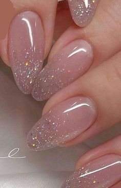 Güzel tırnaklar Princess Nail Designs, Glitter Gradient Nails, New Years Nail Designs, New Years Eve Nails, Graduation Nails, Nude Nail Designs, Heart Nail Art, Blush Nails, White Nail