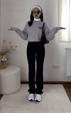 Nike Sneakers Black, Leggings Flare, Loose Overalls, Pants Romper, Legs Outfit, Look Legging, Winter Pants Outfit, Sunglasses White