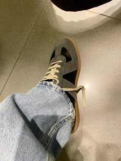 Old Money Shoes Men, Margiela Gats, Old Money Boy, Famous Shoes, Maison Margiela Replica, Margiela Sneakers, Margiela Replica, Spring Outfits Men, Margiela Tabi