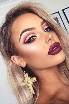 Cut crease makeup is one of the recent fabulous trends that you should definitely pay attention to. Click to check out our cut crease makeup ideas. Christmas Makeup Ideas, Christmas Makeup Look, Pinterest Makeup, Holiday Makeup, Christmas Makeup