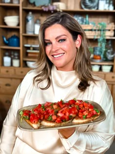 Bruschetta met tomaat, knoflook en basilicum - Miljuschka Bruschetta Recept, High Tea, I Love Food, Diy Food, Love Food, Diner, Link In Bio, Dinner Recipes, Food And Drink