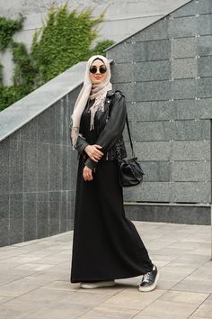 Outfit Ideas For Muslim Women, Black Outfit Hijab, Walking In City, Outfit Hijab Ideas, Mix And Match Outfits, Match Outfits, Black Abaya, Stylish Hijab, Hijab Style Casual