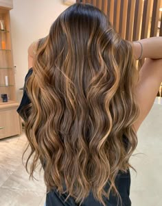 Loose Wavy Brown Hair with Caramel Highlights Medium Balayage Hair, Highlights Brown Hair Balayage, Light Brunette Hair, Balayage Hair Caramel, Balayage Straight Hair, Brown Wavy Hair, Balayage Ideas, Wavy Hairstyle, Highlights Curly Hair