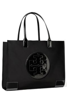 A large tote made from durable recycled nylon with a stacked-T logo in patent faux leather is great for travel because it folds flat when you're not using it. Lined   100% recycled nylon with polyurethane   Imported Black Glossy Travel Bags, Ella Tote, Tory Burch Ella, Tory Burch Tote, Luxury Purses, Nylon Tote, Small Tote, Bags Designer Fashion, Black Tote Bag