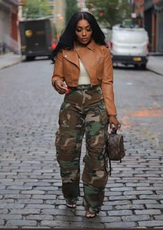 Denim And Khaki Outfits, Khaki Leather Jacket Outfit, Summer 2024 Fashion Trends Street Style, Daily Fits, Camouflage Fashion, Mommy Fashion, Straight Denim Jeans, Camo Girl, Camo Fashion