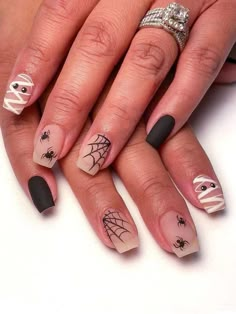 Black Halloween Nails, Halloween Press On Nails, Short Fake Nails, Cute Halloween Nails, Fake Nails With Glue, Spider Webs, Thanksgiving Nails, Halloween Nail Designs, Halloween Nail Art