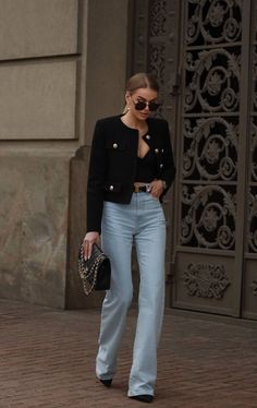 Style Classic Woman, Cool Classic Style Outfit, Cloth Combinations Woman, Clean Sophisticated Outfits, Women’s Classy Outfits, Modern Muse Style, How To Style Black Jacket, Black Jeans Blazer Outfit, Jeans With Jacket Outfit