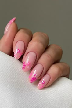 Summer is around the corner and I don't know about you but I'm already wondering about my summer nails. Flower nail designs are always a great idea for the summer because they are always so fun and pretty. Pink Flower Nails, Pink Summer Nails, Flower Nail Designs, Almond Acrylic Nails, Oval Nails, Nail Designs Summer, Chrome Nails, Flower Nails