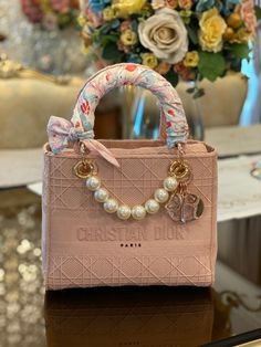 Luxury Mini Bag, Classy Handbags For Women, Classy Handbags, Women Casual Outfits, Women Hand Bags, Trending Bags, Purse Aesthetic, Aesthetic Designer, Viral Products