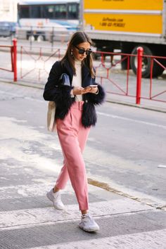 Pink outfit | Pinterest: Natalia Escaño Street Style Blog, Nyfw Street Style, Estilo Chic, Womens Fashion Edgy, Street Style Trends, Autumn Street Style, Pink Pants, New Fashion Trends, Style Chic