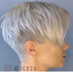 Funky Short Hair, Short Grey Hair, Edgy Short Hair, Girl Haircuts, Penteado Cabelo Curto, Short Pixie Haircuts, Undercut Hairstyles