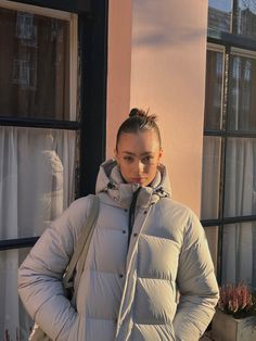 #aritzia #aritiziasuperpuff #slickbun #aesthetic #instagram #inspiration Aritzia Super Puff Modern Taupe, Aritzia Superpuff Outfit, Aritzia Girl Aesthetic, Aritzia Puffer Jacket Outfit, Super Puff Aritzia Outfit, The Super Puff Aritzia, Superpuff Aritzia