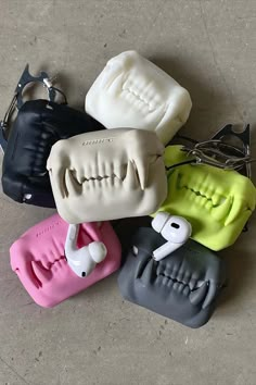 Cool Airpods Case, Keychain Design Ideas, Airpods Case Aesthetic, Phone Cases Aesthetic, Tiger Tooth, Drukarka 3d, Keychain Black, Airpods Pro Case, Headphone Case