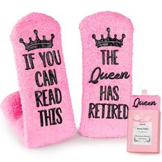 two pink oven mitts with the words if you can read this, queen has retired