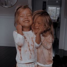 Cutest Babies, Sisters Photoshoot Poses, Kids Inspo, Twin Baby Girls, Cute Twins, Royalty Aesthetic, Girls Fall Outfits