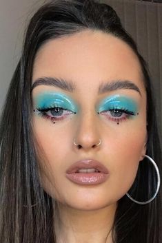 90s Makeup: The Past Trends 2020 is Willing to Revive | Glaminati.com 90s Eye Makeup, Everyday Eye Makeup, Eyeliner Designs, White Eyeshadow