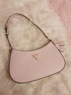 Designer Aesthetic Bags, Guess Pink Bag, Guess Bags Aesthetic, Guess Bag Outfit, Guess Bags Pink, Guess Bags Handbags, Bag Guess, Guess Shoulder Bag, Guess Handbag