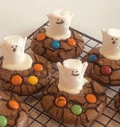 there are many cookies decorated to look like they have marshmallows on them