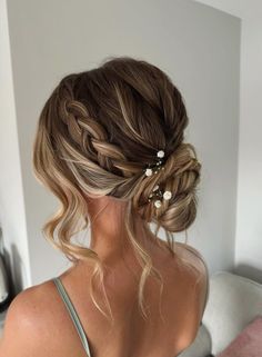 Hairstyles For Bridesmaids Simple, Wedding Hairstyles For Bridesmaids, Hairstyles For Bridesmaids, Garden Wedding Hairstyles, Hair Blowout, Bridesmaid Updo, Winter Wedding Hair, Classic Wedding Hair, Wedding Hairstyles Bridesmaid