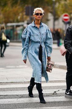 Unconventional Dress, Dress Over Pants, Looks Jeans, Denim Outfits, Pant Trends, All Jeans, Creation Couture, Denim Shirt Dress, White Shirt Dress