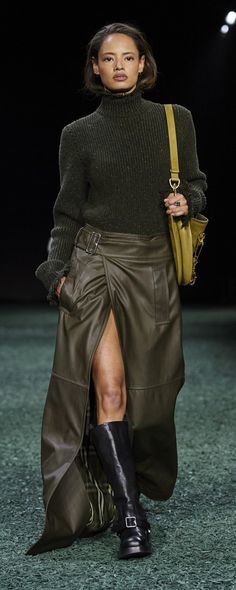 Burberry Automne-hiver 2024/2025 - Prêt-à-porter - https://fr.orientpalms.com/Burberry-9388 - ©Launchmetrics Chloe Fw 2024, Fall Runway 2024, Burberry Runway, Runway 2024 Fall Winter, Winter 2025 Outfits, Burberry Aesthetic Outfit, Winter Style 2024, Winter 2024 Fashion