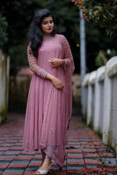 Salwar Gown Designs, Churidar Party Wear Wedding, Wedding Party Wear Dresses For Women, Chudidars Designs Party Wear, Wedding Churidar Party Wear, Indian Function Dresses For Women, Function Wear Churidar, Kurtis For Wedding Function, Wedding Churidar Designs Ideas