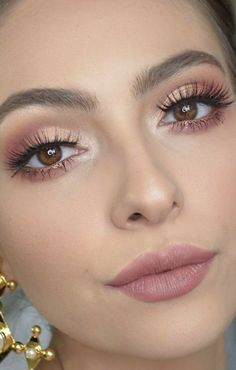 Simple Rose Makeup, Pink Champagne Makeup, Mauve Pink Eyeshadow Looks, Mauve Dress Makeup, Pink Eyeshadow Brown Eyes, Simple Makeup For Graduation, Graduation Makeup Ideas Simple, Neutral Pink Eyeshadow, Makeup With Burgundy Dress