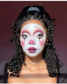 Clown Stage Makeup, Pretty Halloween Face Makeup, Jester Make Up Halloween, Beauty Clown Makeup, Old Fashioned Clown Makeup, Clown Makeup Brown Skin, Clown Makeup Pierrot, Sweet Clown Makeup, Clown Face Ideas