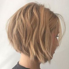 Chin-Length Choppy Bob Short Choppy Bobs, Kort Bob, Choppy Bob Haircuts, Textured Haircut, Choppy Bob Hairstyles, Choppy Bob, Choppy Hair, Natural Wavy Hair, Wavy Bobs